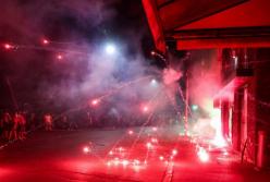 Масові протести у Сербії переросли у жорсткі сутички та підпали, силовики розпилюють сльозогінний газ (відео)