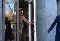 ​Правоохранители сняли маски. Но шоу продолжается