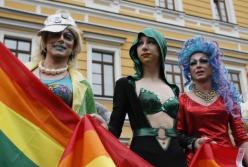 "Традиція – сила, пі*арам – могила": як "КиївПрайд" біля Михайлівського Золотоверхого охороняв "беркут" (відео)