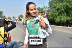 Бегунья находит щенка на обочине дороги во время марафона и бежит с ним на руках оставшиеся 30 км