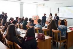 Встреча со студентами в Мариуполе: Почему вы запретили российские фильмы?