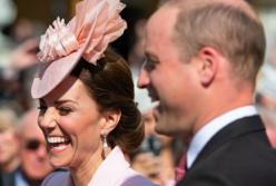 Кейт Миддлтон и принц Уильям разослали фанатами открытки с новым фото принца Луи