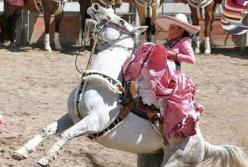 Опасно и необычно: в Мексике проходят сумасшедшие соревнования по скольжению на лошади (видео)