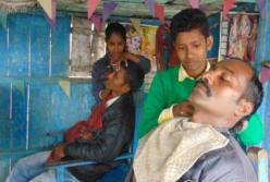 Девочки-подростки уже 4 года притворяются мальчиками, чтобы удержать парикмахерскую отца на плаву