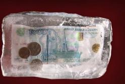 ​Танки важнее: в России снова заморозили пенсии