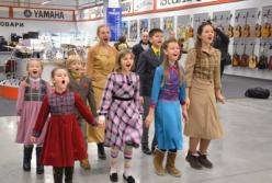 Флешмоб в торговом центре: многодетная семья в австрийских нарядах спела известный мюзикл