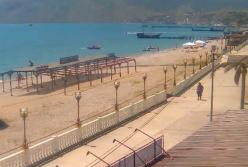 Крым: пляжи по-прежнему пусты, набережные не многолюдны (фото)