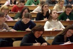 Навіщо влада виселяє молодь за кордон?