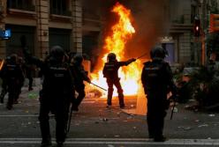 В Барселоне полиция вступила в стычки с протестующими, применив оружие (фото, видео)