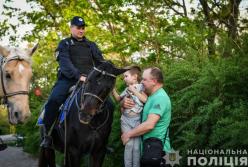 Гривасті напарники патрульних Пейзаж і Рельєф викликають загальну увагу в Запоріжжі (фото)