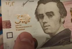 Украинцам до конца года поднимут минимальную зарплату и пенсию