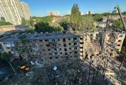 Немає цілого під'їзду у 5-поверхівці в Києві: ракета пробила навіть підвал, вже 7 загиблих (відео)