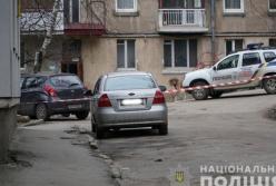 В Тернополе мужчине под машину подбросили подозрительную коробку (фото)