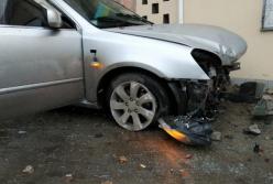 В центре Николаева автомобиль из-за пешехода снес дерево и врезался в дом (фото)