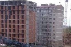 В Черновцах в результате падения строительного крана пострадал работник