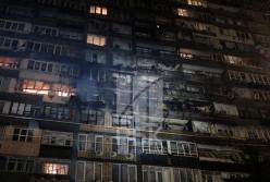 У Києві дрон пошкодив 17-поверхівку, квартири на середніх поверхах згоріли вщент (відео)