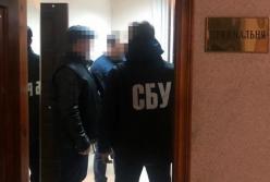 На Полтавщине на взятке 85 тыс. долларов разоблачили чиновника фискальной службы (фото)