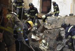 Под Киевом рухнул жилой дом, из-под завалов достали двух человек