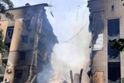 У Херсоні склався під'їзд будинку внаслідок удару КАБ (фото)