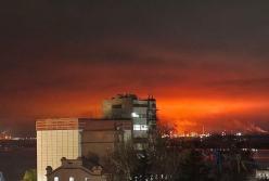 Добивають: дрони вкотре атакували НПЗ у Саратові, небо горить (відео)