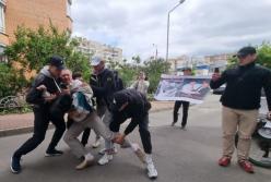 Око за око: Тараса Чорновіла​ облили сечею​, зеленкою і викинули у смітник, бо попереджали (відео)