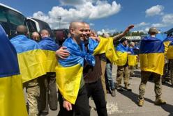 У полоні з 2022 року, є оборонці Маріуполя: звільнені захисники заспівали Гімн України на рідній землі (відео)