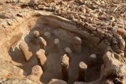 Археологи раскопали древнее здание с загадочными каменными фаллосами