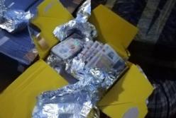 Украинец хотел провезти через границу заполненные валютой коробки (фото)