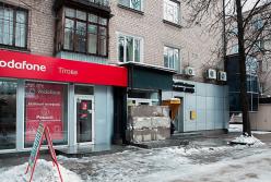 «Я вас за*бу»: в Днепре по приказу Филатова бетонными блоками перекрыли вход в магазин