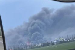 "Жахливий кислий сморід після прильотів": у Ростові горить центр управління польотами, мінус літаки на півдні РФ (відео)