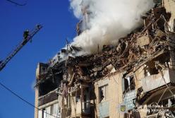 Вже 16 жертв у Тернополі, тіла вбитих ракетою Х-101 складають під багатоповерхівкою (фото)
