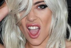 Леди Гага при исполнении откровенного танца свалилась в толпу зрителей (видео)