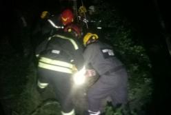 В Киеве прохожий упал в колодец на территории парка (фото)