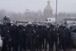 В Новых Санжарах, куда должны перевезти эвакуированных из Китая украинцев, произошли столкновения (видео)