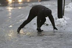 У Києві біля метро чоловік послизнувся на ожеледиці, вщент розбив голову і помер (фото)