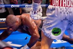 Олександр Усик нокаутував Дюбуа та знову став абсолютним чемпіоном світу у надважкій вазі