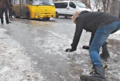 Непогода в Украине: без света сотни домов, на дорогах гололедица 