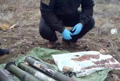 Возле линии разграничения обнаружили тайник оружия (фото)