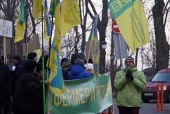 Активисты пришли к дому Зеленского, требуя не допустить принятия закона об открытии рынка земли (фото)