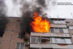 У багатоповерхівці, в яку у Запоріжжі влучив КАБ, намагаються загасити величезну пожежу (відео)