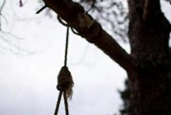 На Черниговщине в лесу нашли повешенным 20-летнего парня
