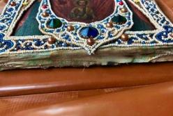 Из Украины пытались вывезти ценные иконы из жемчуга (фото)