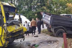 Возле Львова столкнулись грузовик и маршрутка: 10 пострадавших (фото)