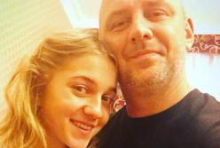 Падчерица Потапа похвасталась роскошной фигурой в облегающем наряде (видео)