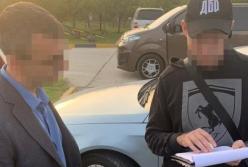 Киевского таможенника задержали на валютной взятке (фото)