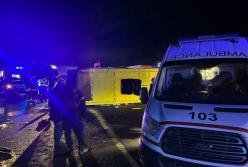Поблизу Львова масштабна ДТП: перекинувся автобус, десятки пасажирів у лікарні (фото)