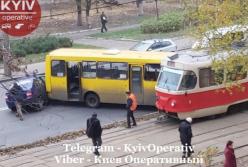 В Киеве маршрутка протаранила трамвай с пассажирами (фото) 