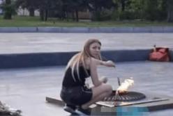 В Белой Церкви две девушки жарили сосиски на Вечном огне (фото)