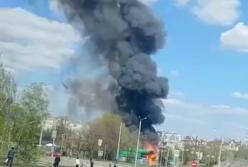 Росіяни розносять АЗС у Харкові, вже 9 влучань (відео)