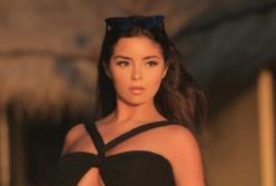 Деми Роуз похвасталась фигурой в черном купальнике